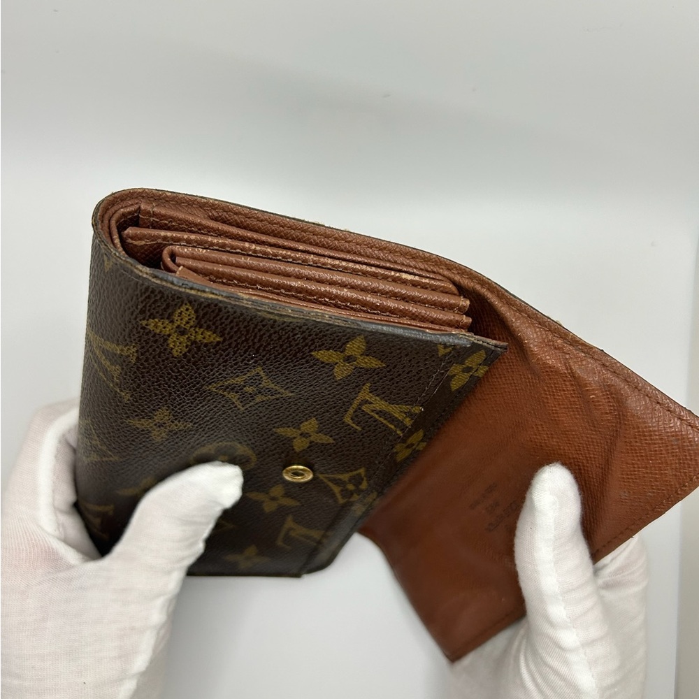 Authentic Louis Vuitton wallet
Comes with original box and dust bag - Picture 9 of 16